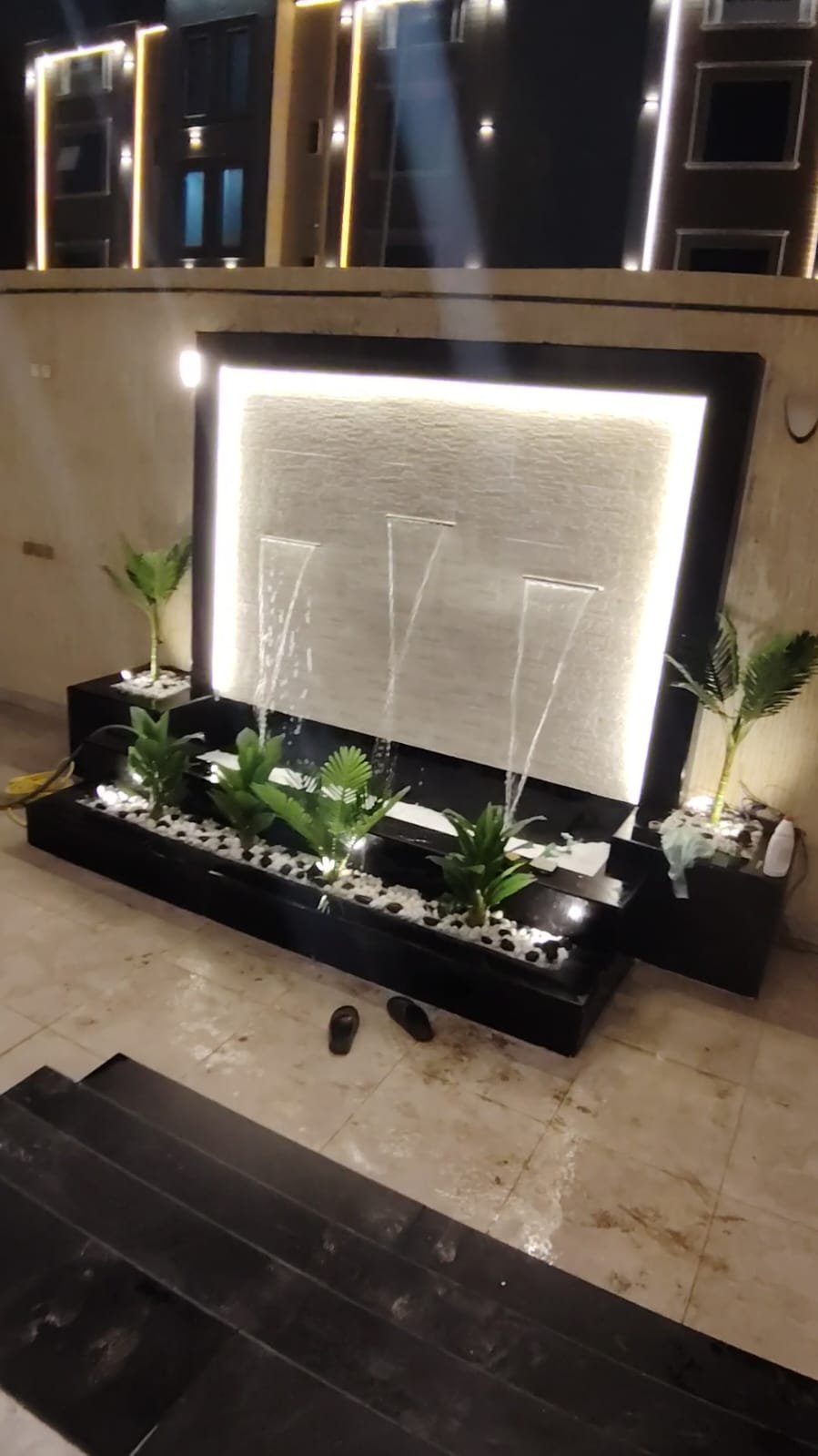 شلال جداري مع إضاءة