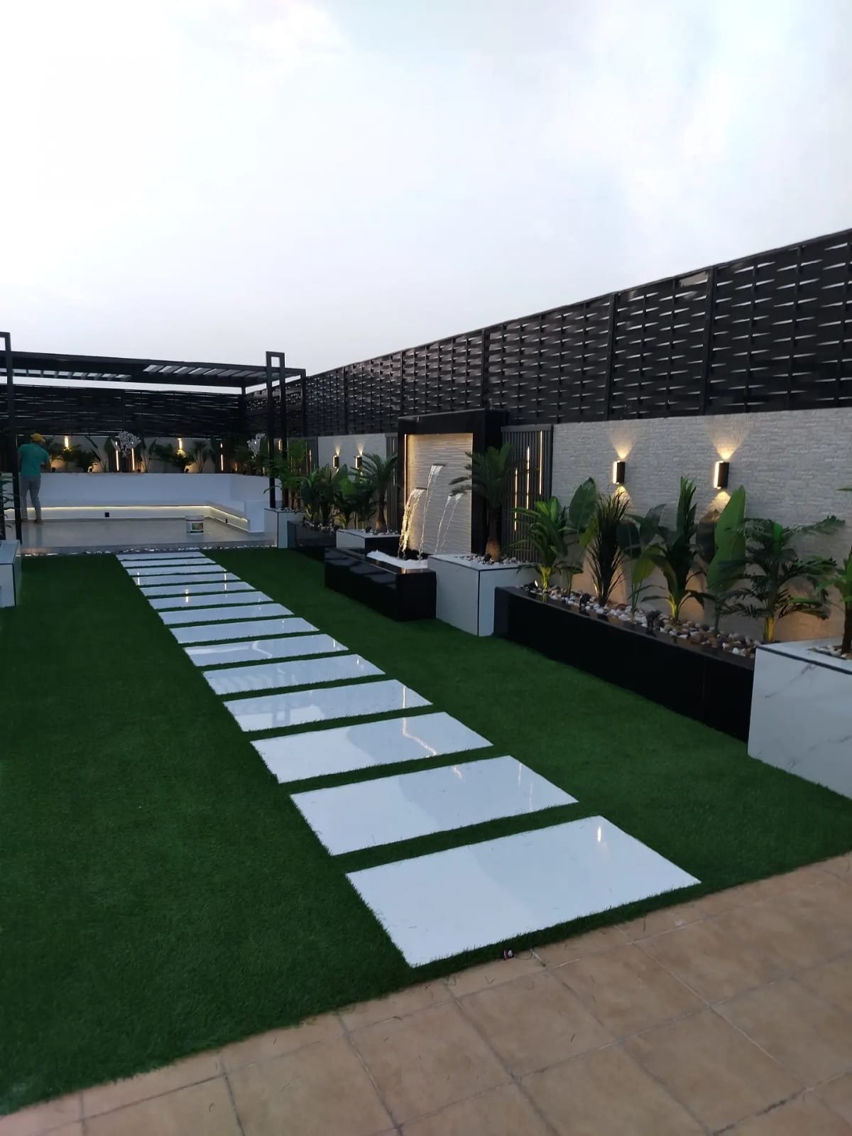 نافورة وممرات في حديقة