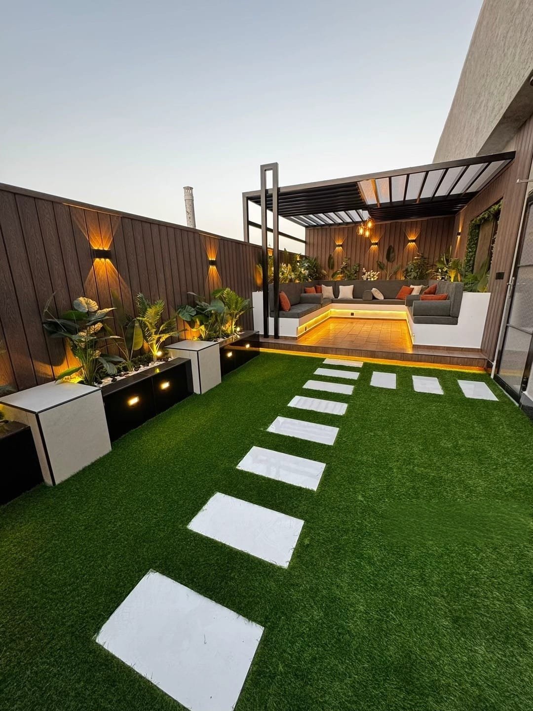 تنسيق حديقة مع مظلة وممرات