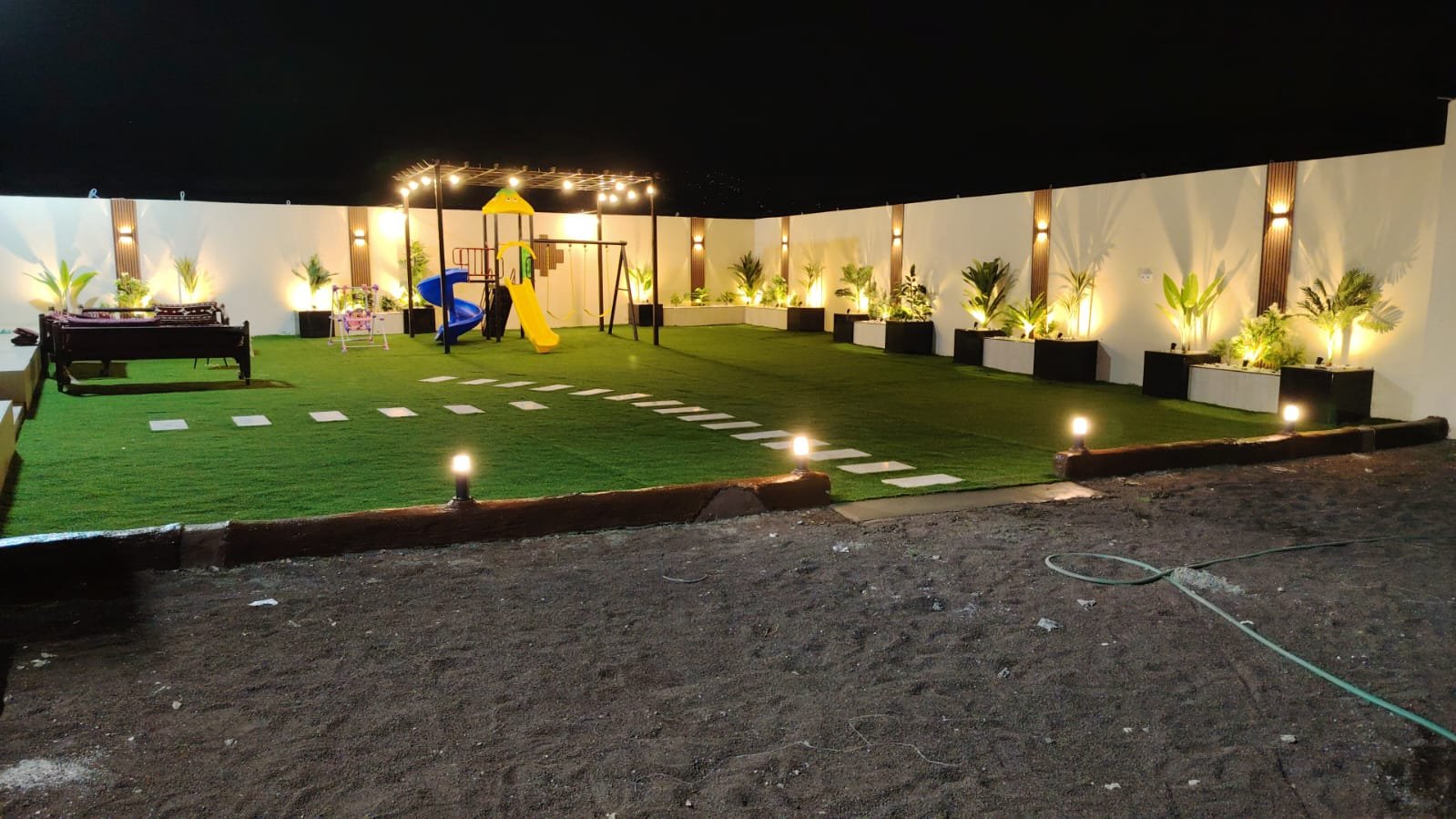 منطقة ألعاب أطفال بالحديقة