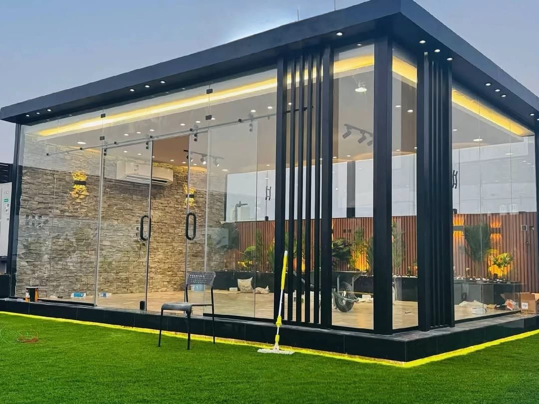 غرفة خارجية زجاجية