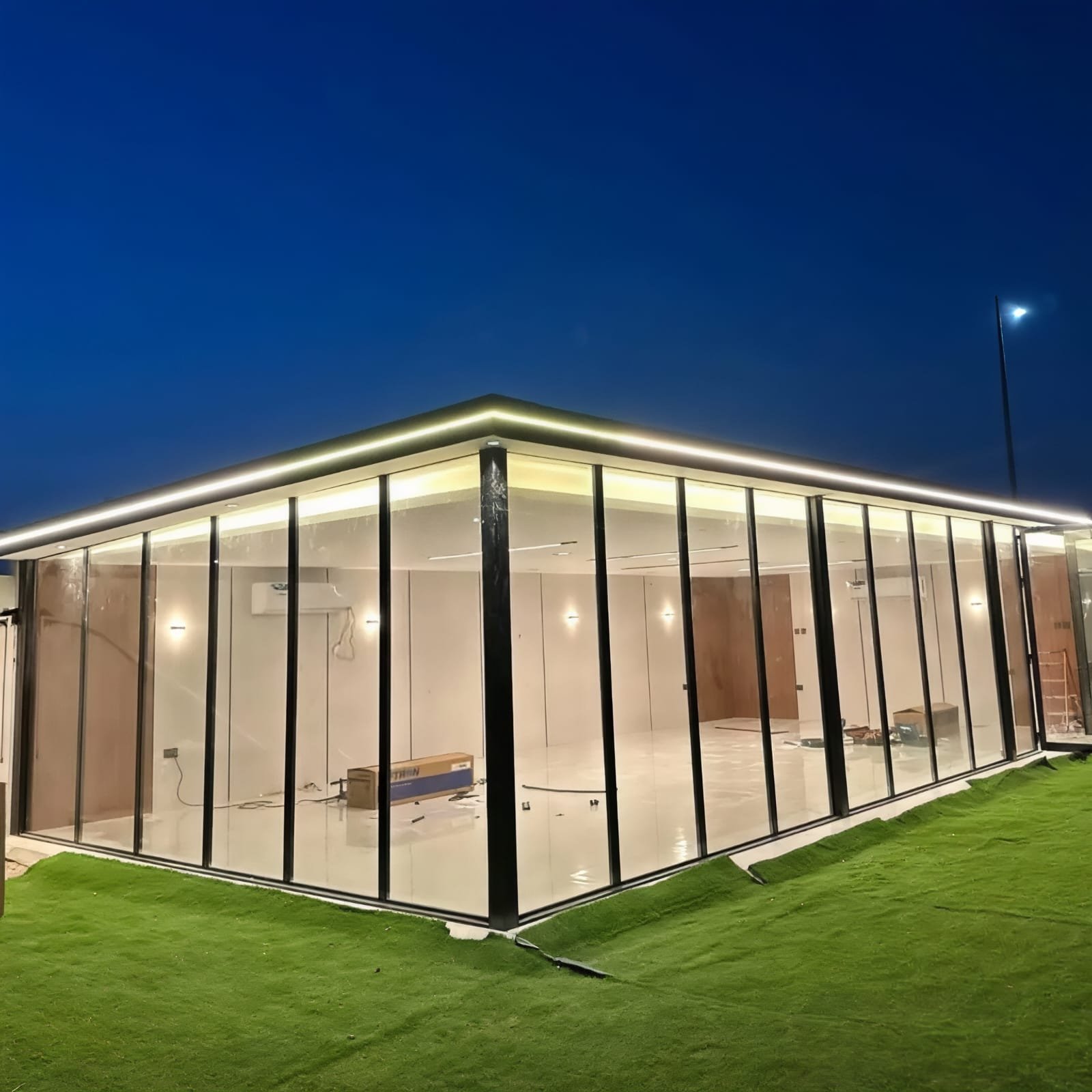 غرفة زجاجية بحديقة