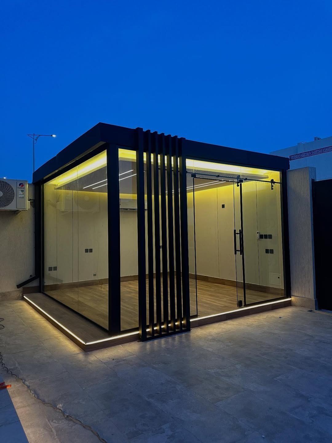 غرفة زجاجية حديثة