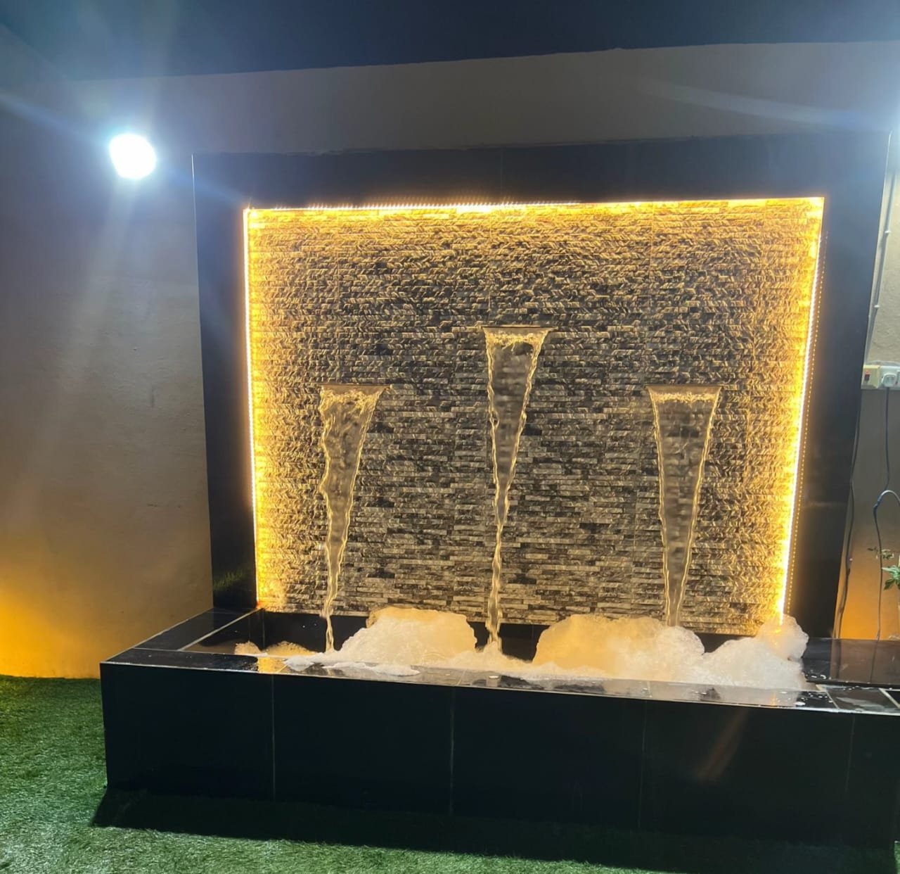 نافورة حجرية