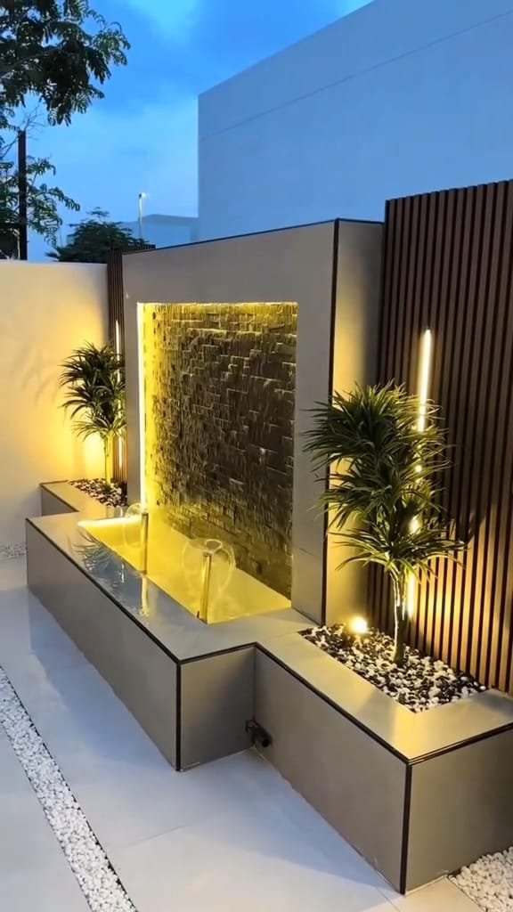 نافورة مع تكسيات خشبية